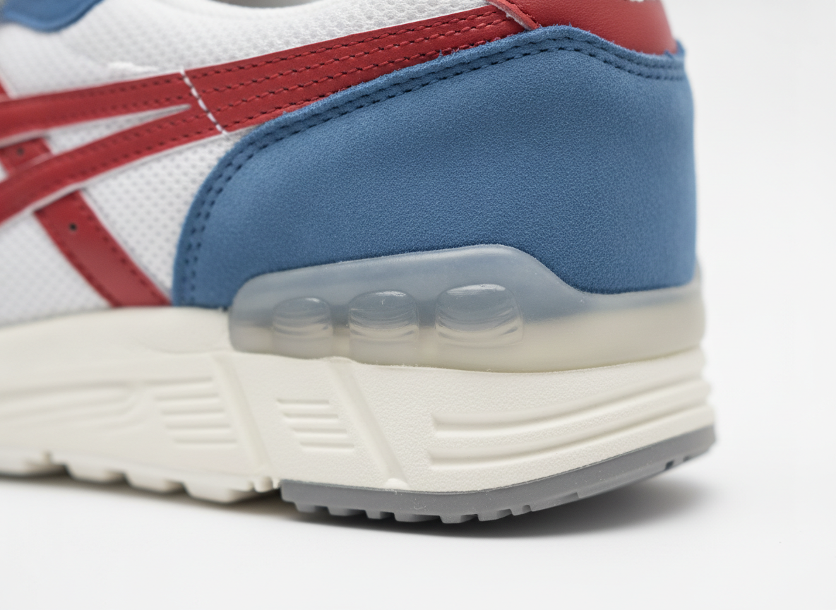 Gros plan sur la bulle GEL encapsulée dans la semelle intermédiaire d'une sneaker running rétro