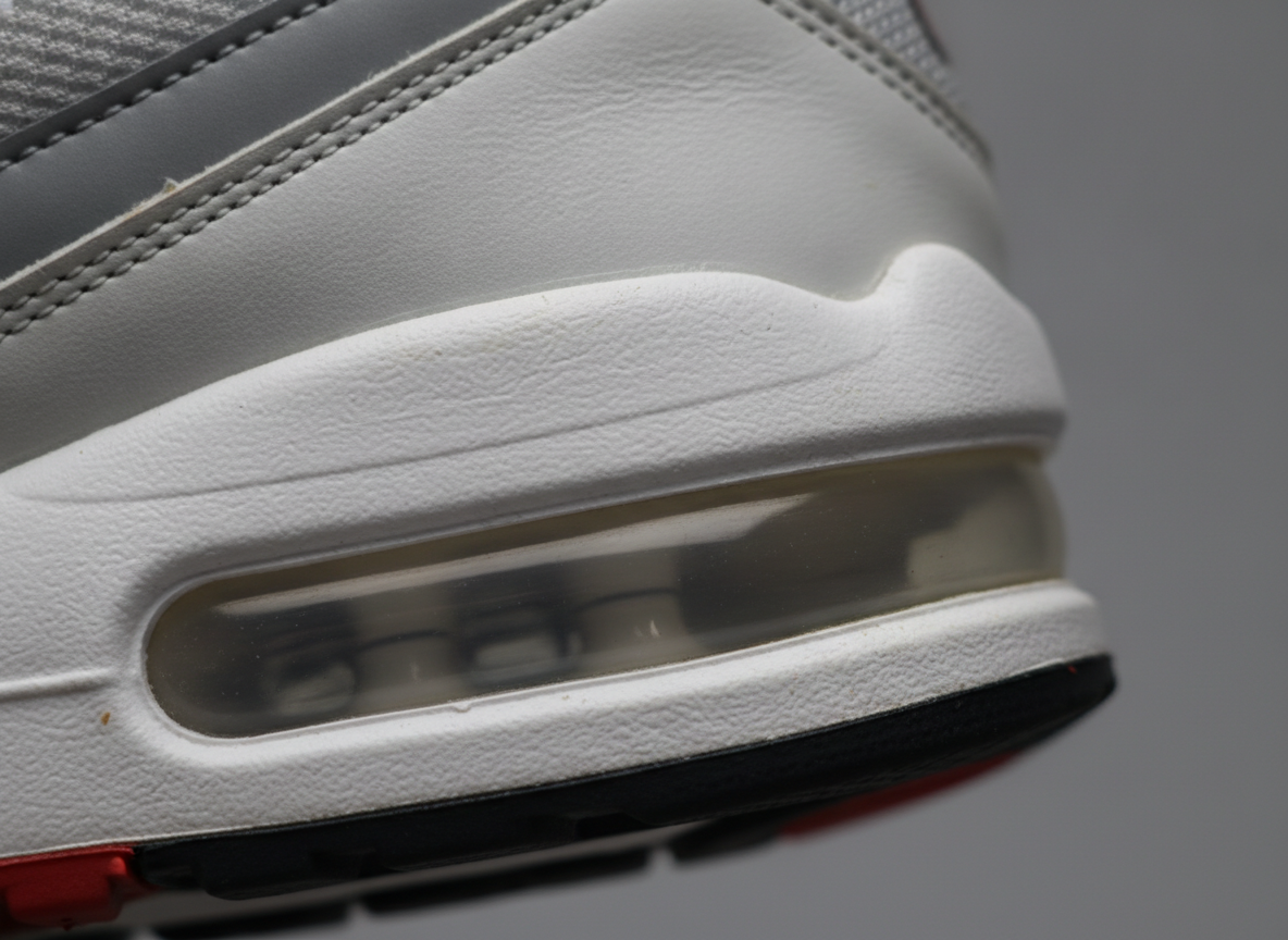 Gros plan sur la fenêtre Air visible dans la semelle d'une Nike Air Max 95 pour vérifier l'authenticité